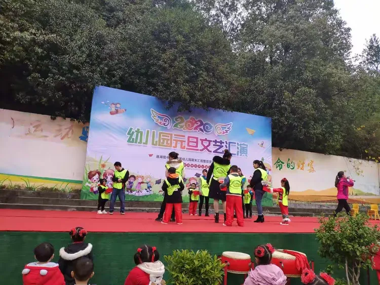 连湖镇中心校附属幼儿园“欢庆元旦 喜迎新春”亲子活动及期末汇报