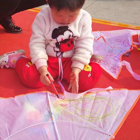 画风筝——春天里，孩子们用一双双稚嫩而又灵巧的小手画风筝——放飞梦想：