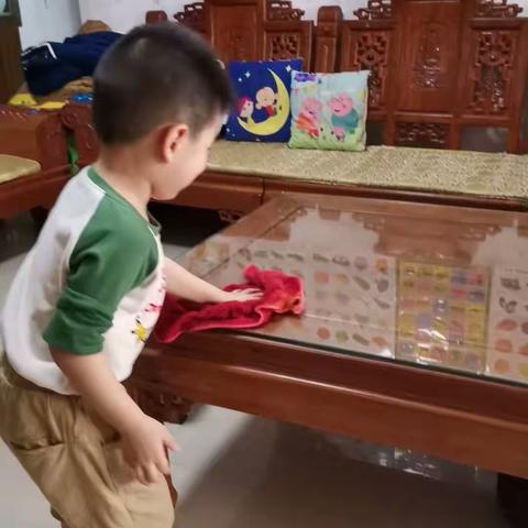 今天是五一劳动节，劳动最光荣，我们小一班的勤劳小蜜蜂们，上线啦！！！