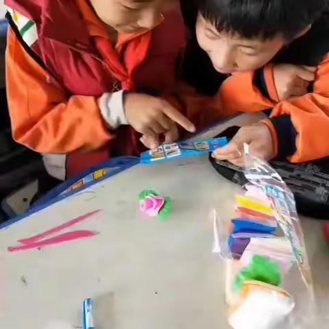 桃花学区桃花小学学生的手工课