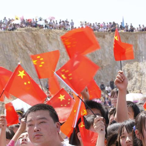 表彰优秀展辉煌 增彩党徽启新程