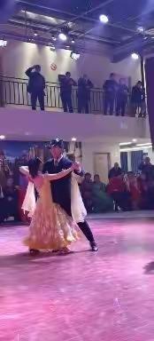 《以舞会友，即兴表演——李家麟与张彩娣、张仁铨舞友今日在舞会临时搭手，先后表演华尔兹、伦巴等节目。