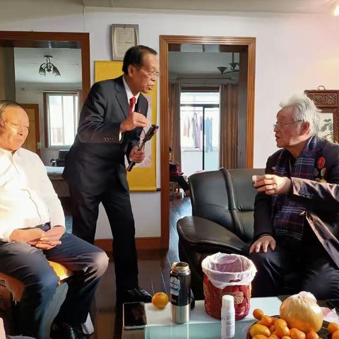 各界人士慰问上海德育讲师团创世人终生团长、荣誉团长戚泉木