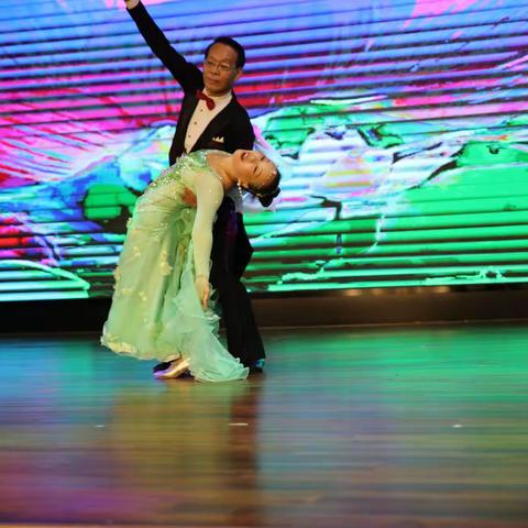 2021年10月24日，作为嘉宾，李家麟、王春媛，应邀参加夕阳红艺术团长黄莺玉告别舞台文艺演出，演绎国标舞《圆梦》。