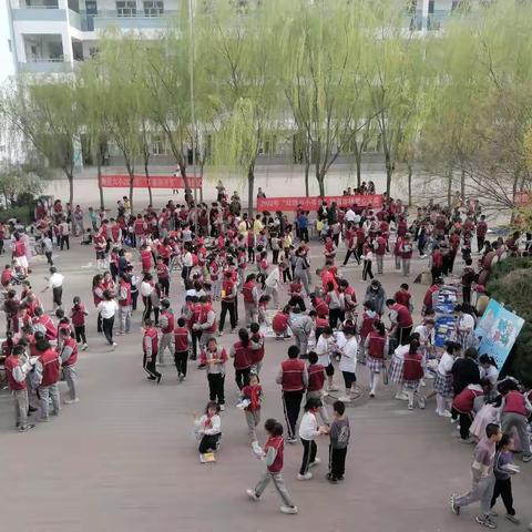 让书籍飘起来——记“红领巾小书虫”跳蚤市场爱心义卖活动