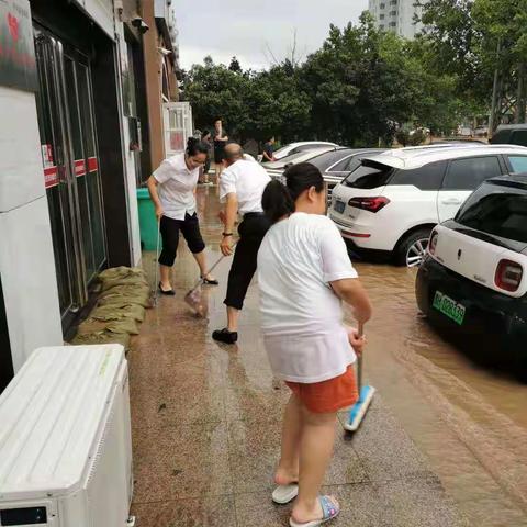 暴雨之中，修武农商行高新区支行积极行动