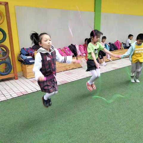 格宁童话幼儿园大大班《绳采飞扬》晨间活动