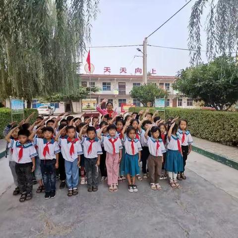 庞寨乡庞寨完小少先队入队仪式