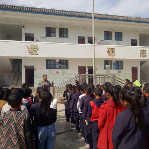 永胜中心完小防震演练，学习有关的地震知识，了解地震时我们应采取哪些自救措施。提高学生的自救意识。