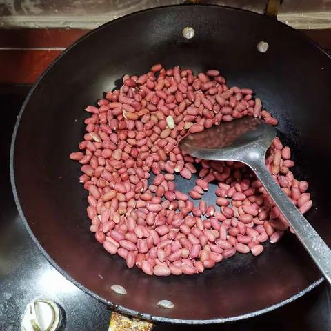 元宵节，邀请你品尝自制花生糖。