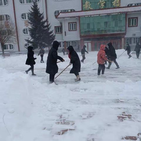 瑞雪纷飞满校园，教师除雪暖人心--兴凯镇小学全体教师义务除雪行动