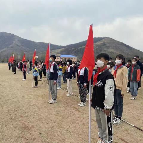 “喜迎二十大，永远跟党走，奋进新征程”——扎兰屯市关门山学校举行2022年退队入团仪式