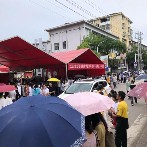 中考第三天，也是初二会考，上午晴，下午雨！志愿者忙碌中，中考生来到驿站喝茶、领取口罩、清洗护理眼镜！