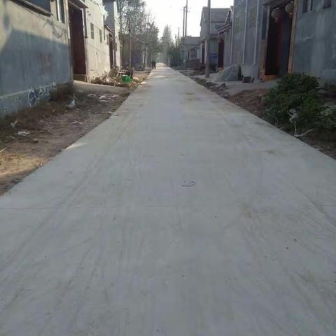 庞店村扶贫路修通了。