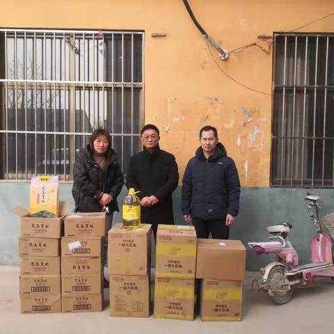 中国银行郓城支行行长曹运动，代表市行党委到坡里何庄，走访慰问贫困户、老党员、并和他们亲交谈，送去春节祝福。