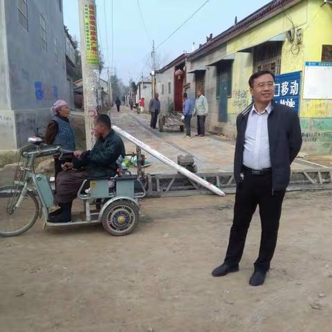 李县长到庞店村调研修路情况。