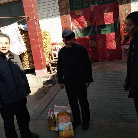 中国银行菏泽分行李恒林主任，陈建国主任，李集镇丁书记，市派第一书记到帮扶村看望慰问贫困户。