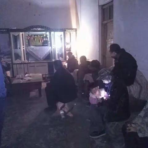 庞店村党员与村民代表讨论村中贫困户情况。