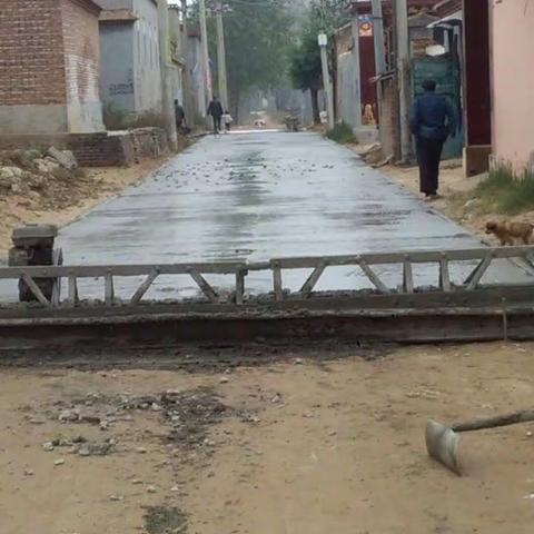 李集镇庞店村正在修路。