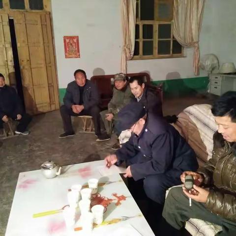 市派第一书记王金昌、王圣方、董建江和庞店村全体党员在一起学习十九大精神。