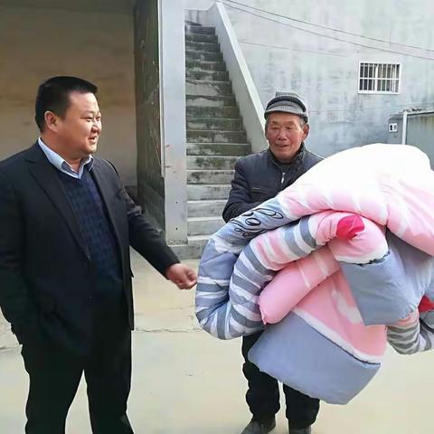 李集镇杨书记、张镇长和市派第一书记到庞店村送暖，与贫困户群众亲切交谈。