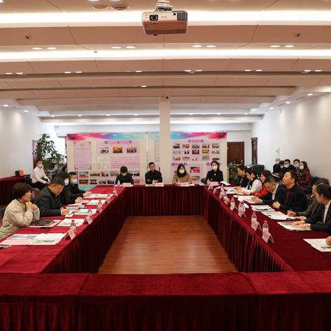 区委副书记、区长周传龙主持召开中央大街政企交流座谈会