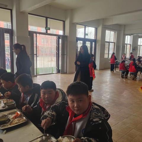 用心陪餐，温暖相伴——温水镇中心小学陪伴教育之教师陪餐