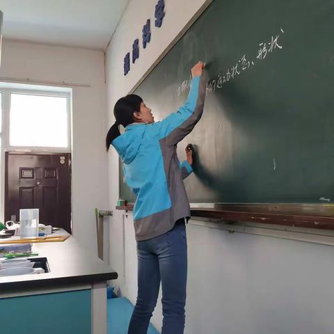 实验教师利用现有资源，实现实验操作中的同课异构，虽教材相同，但是两位年轻老师，利用自身优势，展示自身特长!