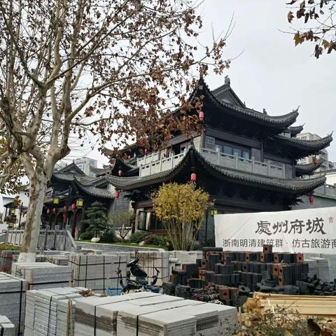处州府城又是丽水的一张金名片，她是集休闲，养生，旅游，购物等一条街。她将以崭新的姿态欢迎您的到来。