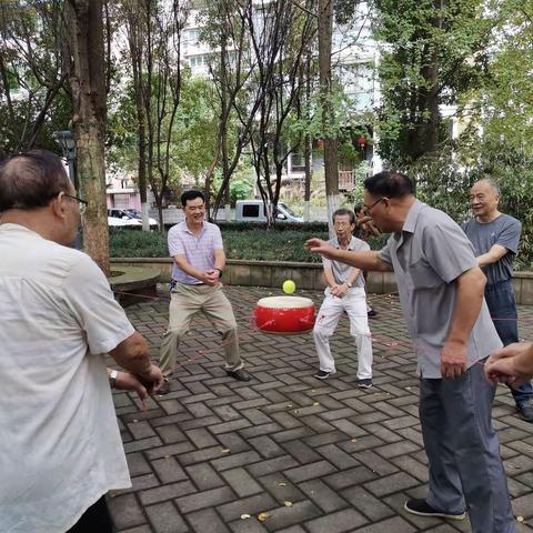 为迎战市老年人趣味运动会，丽中退休老师个个精神抖擞，兴致勃勃，不怕辛苦连续作战，争取好成绩为学校争光！