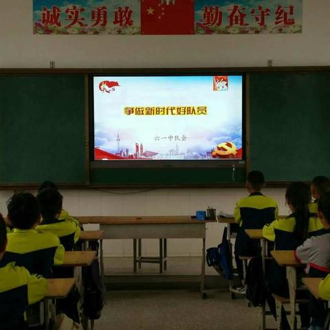 三王庄学校“争做出彩好队员”活动