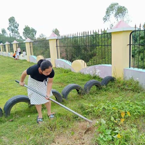 东成镇中心幼儿园中（2）班秋季学期《我们一起成长》种植活动