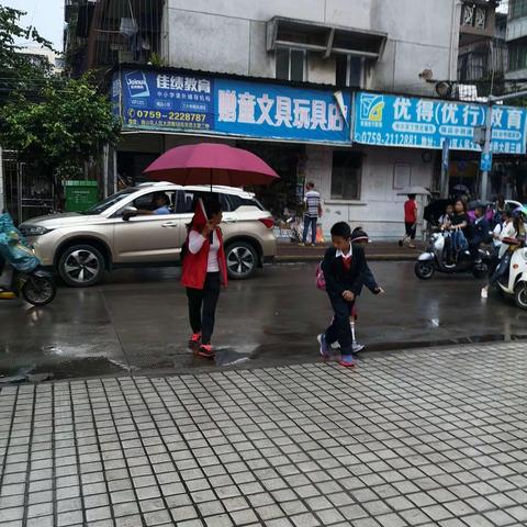 人群中的那抹红，是风雨中最靓丽的风景