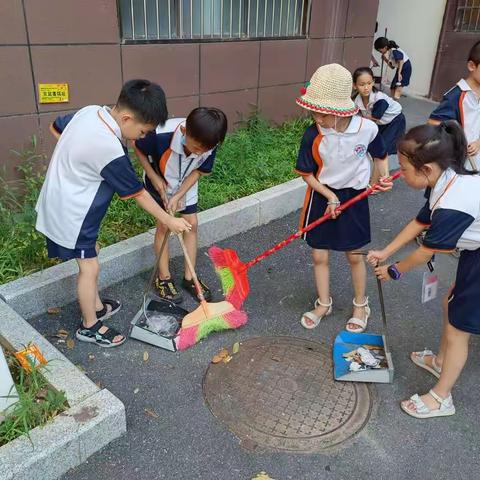 创建文明城市   服务千家万户－－广信区第二小学社区志愿者服务活动