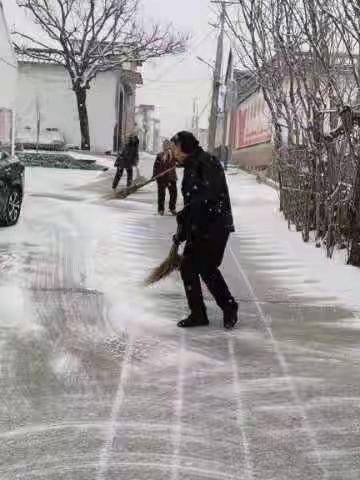 村委成员冒雪进行村内街巷大扫雪