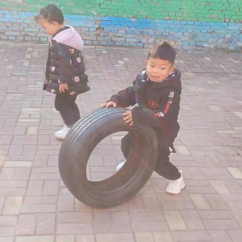 武家庄幼儿园小班【好玩的轮胎】