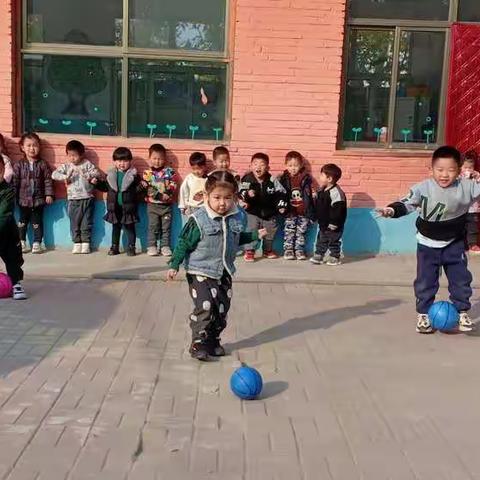 武家庄幼儿园小班【夹球双腿条】
