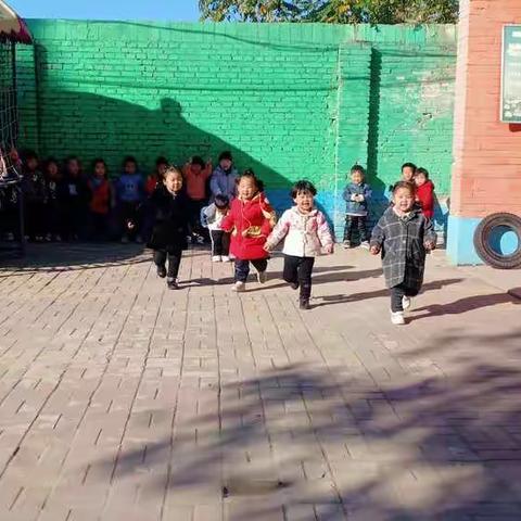 武家庄幼儿园小班【赛跑】