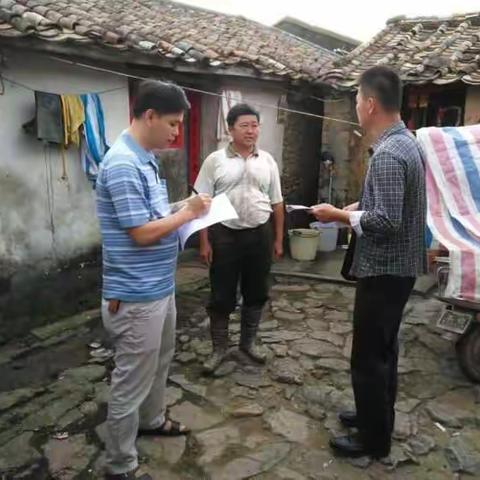 无怨无悔——认真落实国家扶政策，让身边的农民孩子们放心读好书。记精准扶贫道路上的新中老师们。