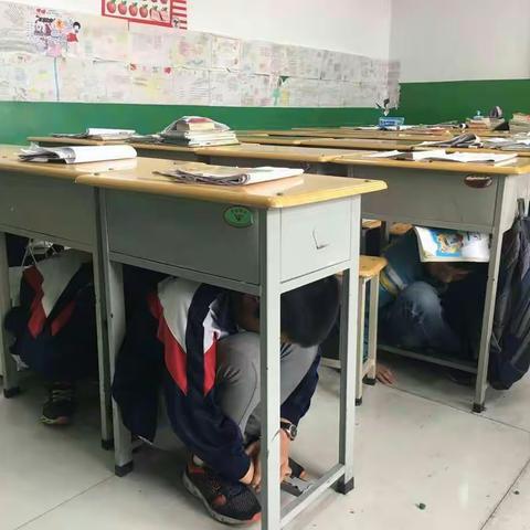 临县实验小学防震逃生演练