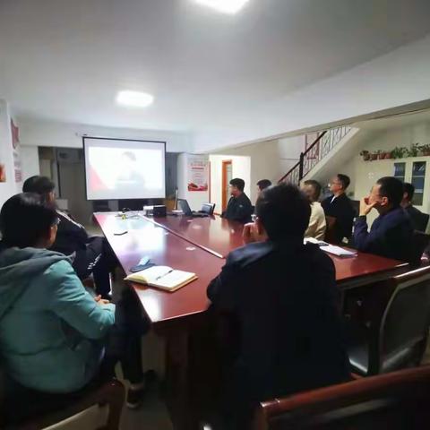 县工信局组织局机关干部职工集中观看 《党课开讲啦》第1期《党的光辉历程》