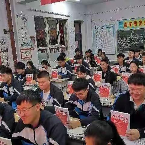 作文指导报社为汝阳县高三学生捐赠图书