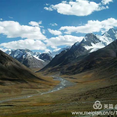 帕米尔高原的景致典范:"三峰一湖"