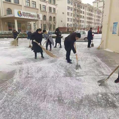 社区人员齐动手扫除冰雪暖人心