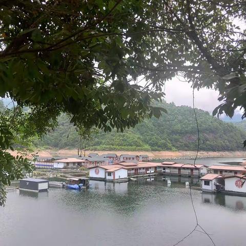 回仙宫湖畔走走