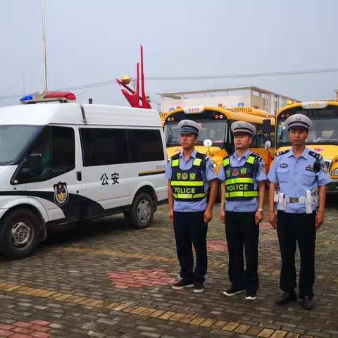 涡阳县郭寨交警中队交警雨中为中考学子保驾护航