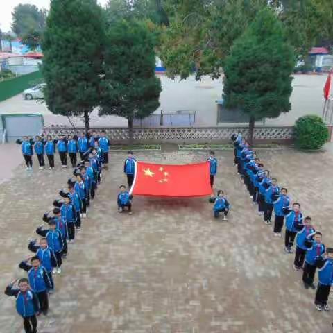 师昌绪学校东于庄分校:迎国庆，我和国旗合个影