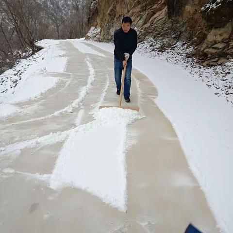 板房子镇组织村干部开展清雪除冰工作