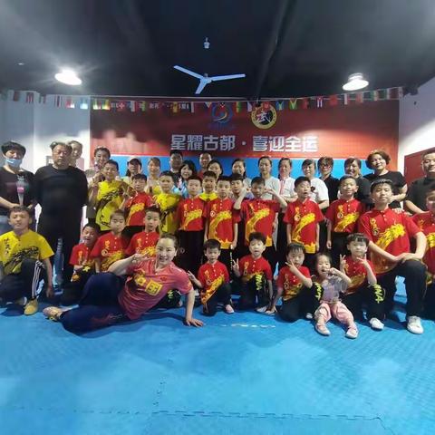 艺潇武魂武术俱乐部举办“感恩社会，感谢母亲”为主题的一次创新有意义的感恩活动。