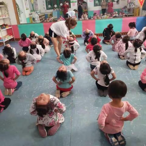 花蕾幼儿园的舞蹈课开课了！
